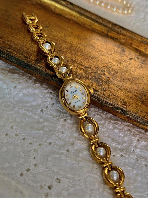 Elegant Pearl Quartz Watch - Image 3